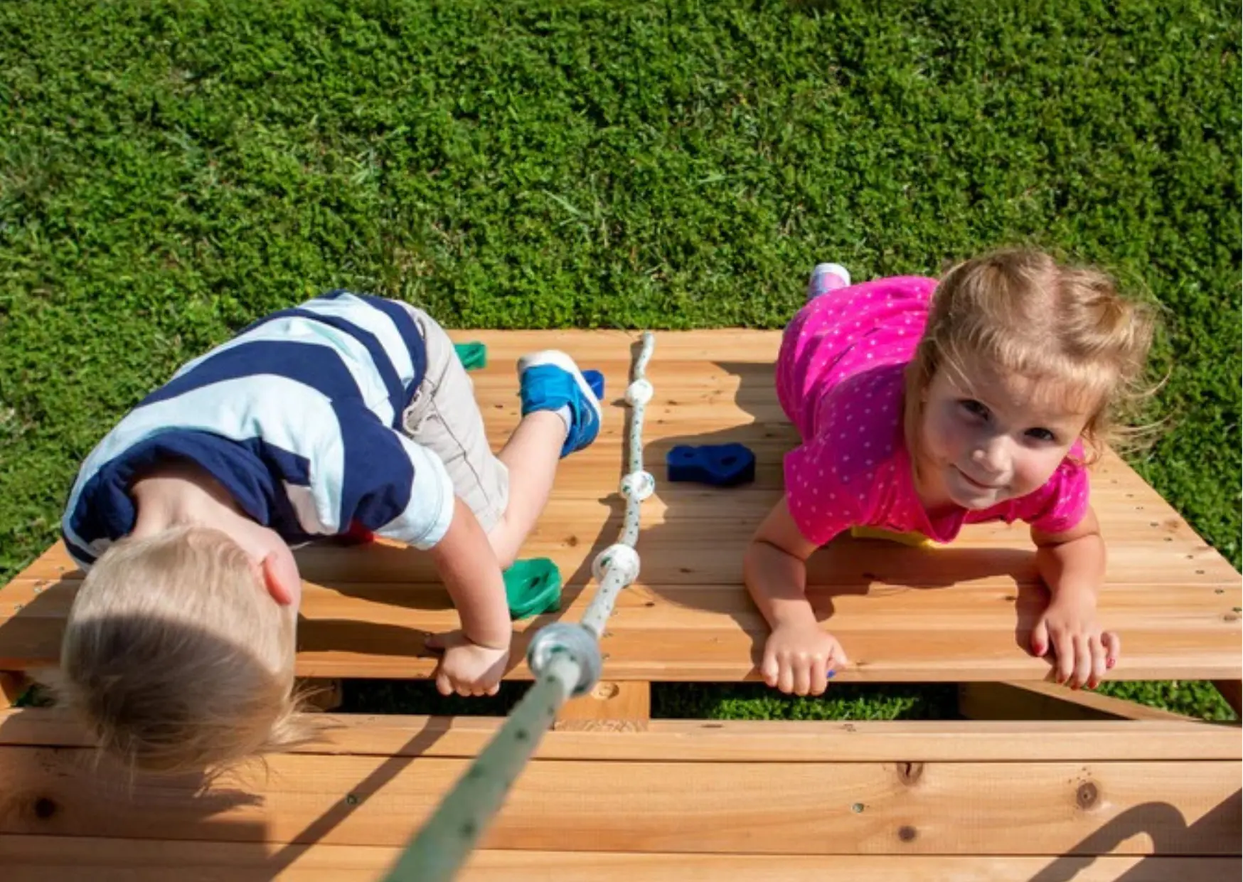Everest Peak Play-niños escalando