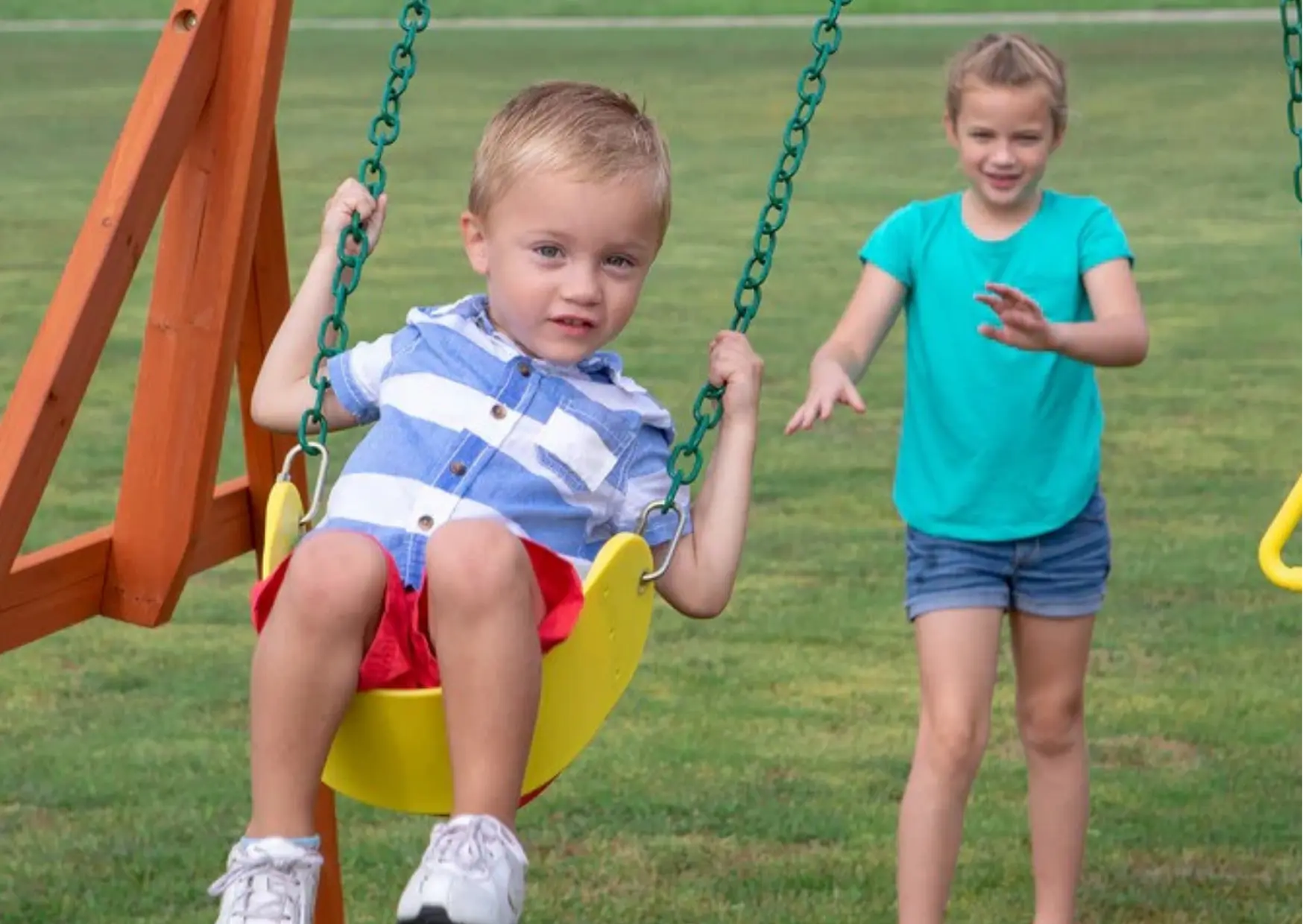 Oakridge Playset_niño en columpio